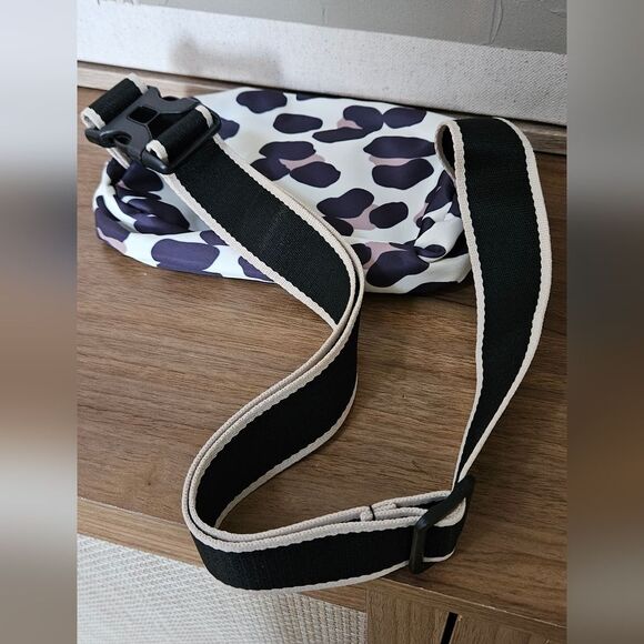 Stylish Women's Crossbody Bag - Black and White Animal Print - Picture 2 of 4